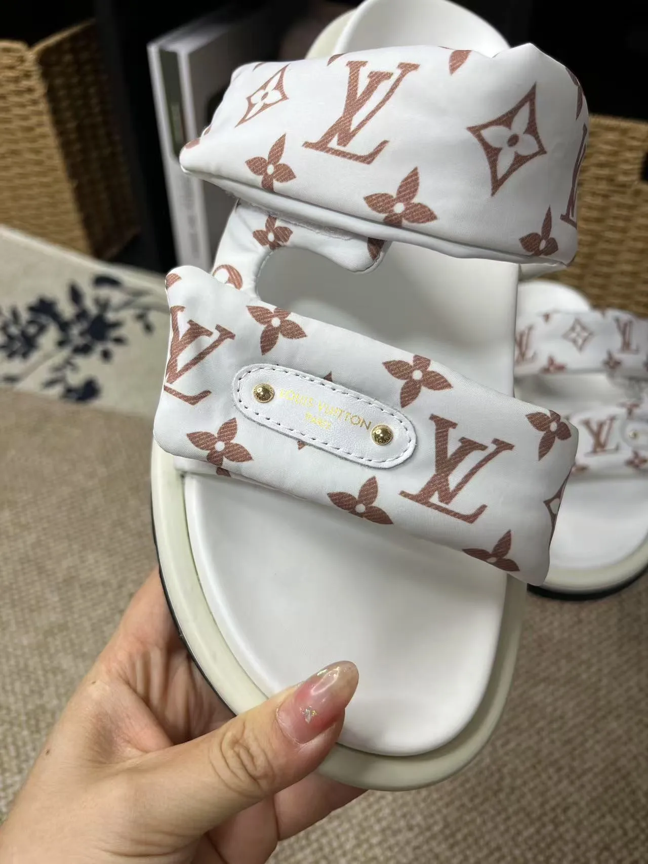 P340 yuan LV Louis Vuitton Full of high-end feel! A popular model among bloggers at home and abroad, it’s retro and fashionable, and looks stunning on your feet! Mainly recommended model on the official website★ ━━━━━ ЅᏇєєt ━━━━━ ▪️Upper: original calfskin ➕5D printing process ▪️Inner: imported mixed sheepskin ▪️Outsole: original molded foam outsole ▪️Size: Female 35-40 Men's 39-44 (women's 41 men's 45)
